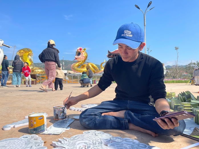 Sau linh vật rồng gây "sốt", Lao Bảo trưng bày 2 linh vật rắn bắt mắt- Ảnh 6. Sau linh vật rồng gây "sốt", Lao Bảo trưng bày 2 linh vật rắn bắt mắt- Ảnh 6.