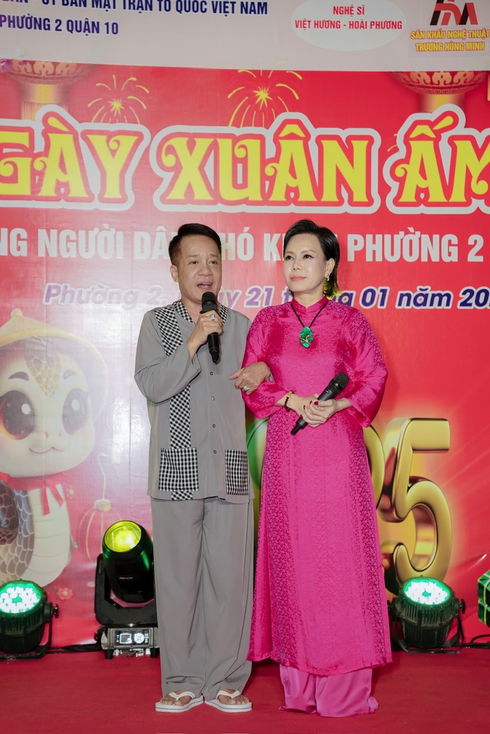 Việt Hương mang "Ngày xuân ấm áp" đến bà con khó khăn

- Ảnh 2.