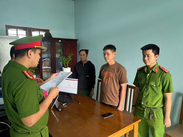 Bắt tạm giam một nhân viên văn phòng đăng ký đất đai - Ảnh 1. Bắt tạm giam một nhân viên văn phòng đăng ký đất đai - Ảnh 1.