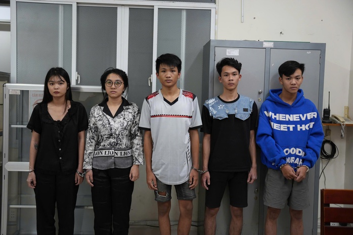 Bắt giữ cô gái cùng 4 thanh niên lừa bán gấu Baby Three để chiếm đoạt tiền cọc- Ảnh 1. Bắt giữ cô gái cùng 4 thanh niên lừa bán gấu Baby Three để chiếm đoạt tiền cọc- Ảnh 1.