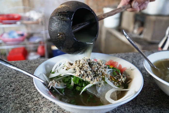 Dùng gáo dừa múc don cho khách. Dùng gáo dừa múc don cho khách.
