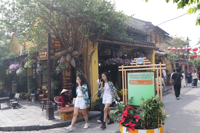 Du khách khoe sắc trên con đường duy nhất Việt Nam lọt top đẹp nhất thế giới- Ảnh 9. Du khách khoe sắc trên con đường duy nhất Việt Nam lọt top đẹp nhất thế giới- Ảnh 9.