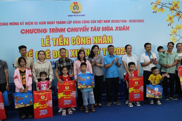 Những “Chuyến tàu 0 đồng” đưa 500 gia đình công nhân về quê đón Tết- Ảnh 4. Những “Chuyến tàu 0 đồng” đưa 500 gia đình công nhân về quê đón Tết- Ảnh 4.