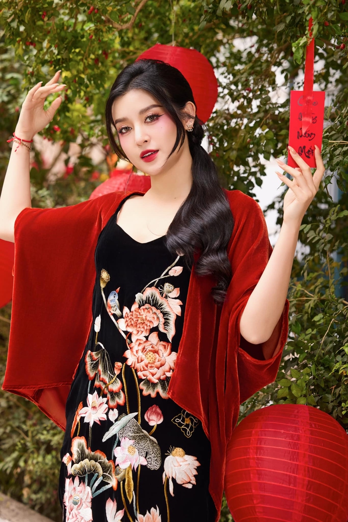 Showbiz Việt: Loạt sao tưng bừng đón Xuân Ất Tỵ- Ảnh 10. Showbiz Việt: Loạt sao tưng bừng đón Xuân Ất Tỵ- Ảnh 10.
