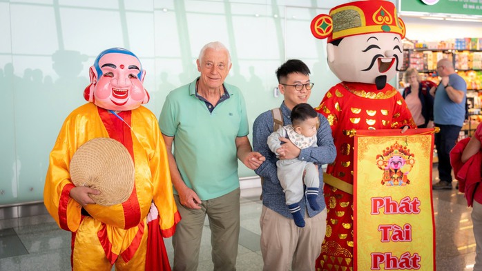 Nụ cười đoàn viên tại sân bay trong ngày cao điểm Tết- Ảnh 12. Nụ cười đoàn viên tại sân bay trong ngày cao điểm Tết- Ảnh 12.
