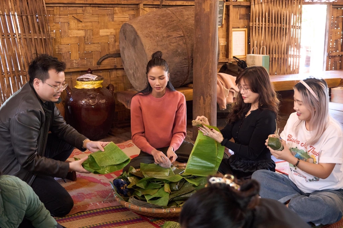 Showbiz Việt: Loạt sao tưng bừng đón Xuân Ất Tỵ- Ảnh 18. Showbiz Việt: Loạt sao tưng bừng đón Xuân Ất Tỵ- Ảnh 18.