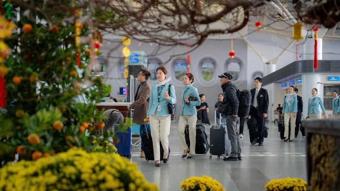 Nụ cười đoàn viên tại sân bay trong ngày cao điểm Tết- Ảnh 8. Nụ cười đoàn viên tại sân bay trong ngày cao điểm Tết- Ảnh 8.