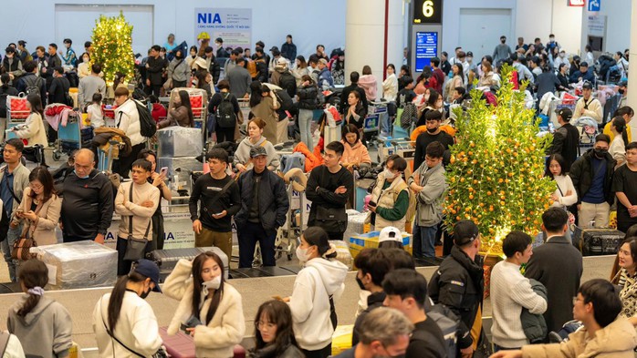 Nụ cười đoàn viên tại sân bay trong ngày cao điểm Tết- Ảnh 5. Nụ cười đoàn viên tại sân bay trong ngày cao điểm Tết- Ảnh 5.