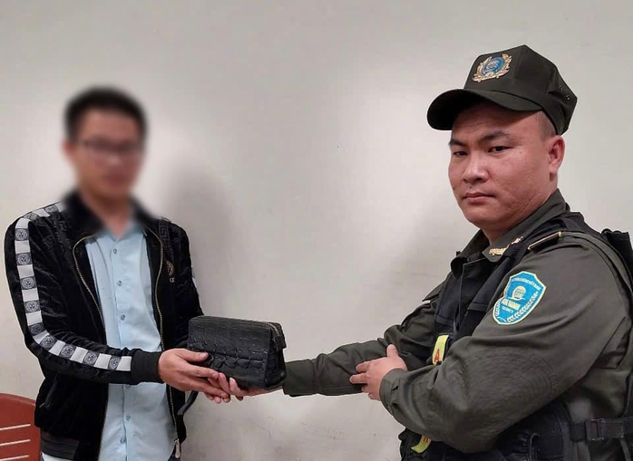 Khách bỏ quên ví đựng tiền tiết kiệm trong 5 năm ở nước ngoài tại sân bay- Ảnh 3. Khách bỏ quên ví đựng tiền tiết kiệm trong 5 năm ở nước ngoài tại sân bay- Ảnh 3.