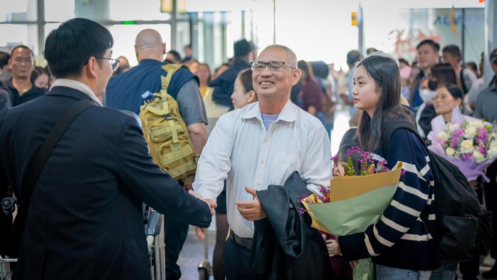 Nụ cười đoàn viên tại sân bay trong ngày cao điểm Tết- Ảnh 6. Nụ cười đoàn viên tại sân bay trong ngày cao điểm Tết- Ảnh 6.
