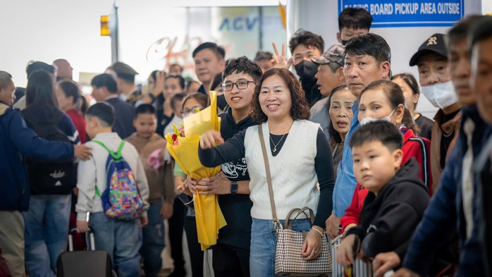 Nụ cười đoàn viên tại sân bay trong ngày cao điểm Tết- Ảnh 2. Nụ cười đoàn viên tại sân bay trong ngày cao điểm Tết- Ảnh 2.