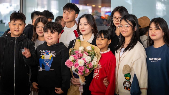 Nụ cười đoàn viên tại sân bay trong ngày cao điểm Tết- Ảnh 7. Nụ cười đoàn viên tại sân bay trong ngày cao điểm Tết- Ảnh 7.