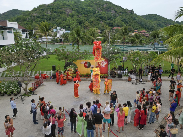 Nha Trang: "Gói bánh tét - Trở về Tết xưa"- Ảnh 5. Nha Trang: "Gói bánh tét - Trở về Tết xưa"- Ảnh 5.