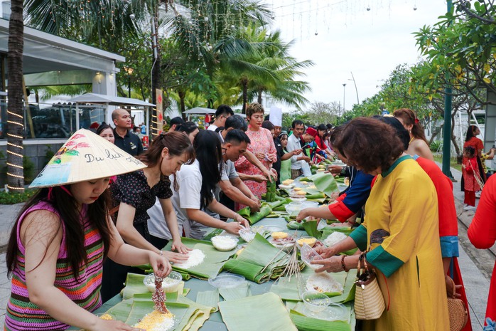 Nha Trang: "Gói bánh tét - Trở về Tết xưa"- Ảnh 1. Nha Trang: "Gói bánh tét - Trở về Tết xưa"- Ảnh 1.