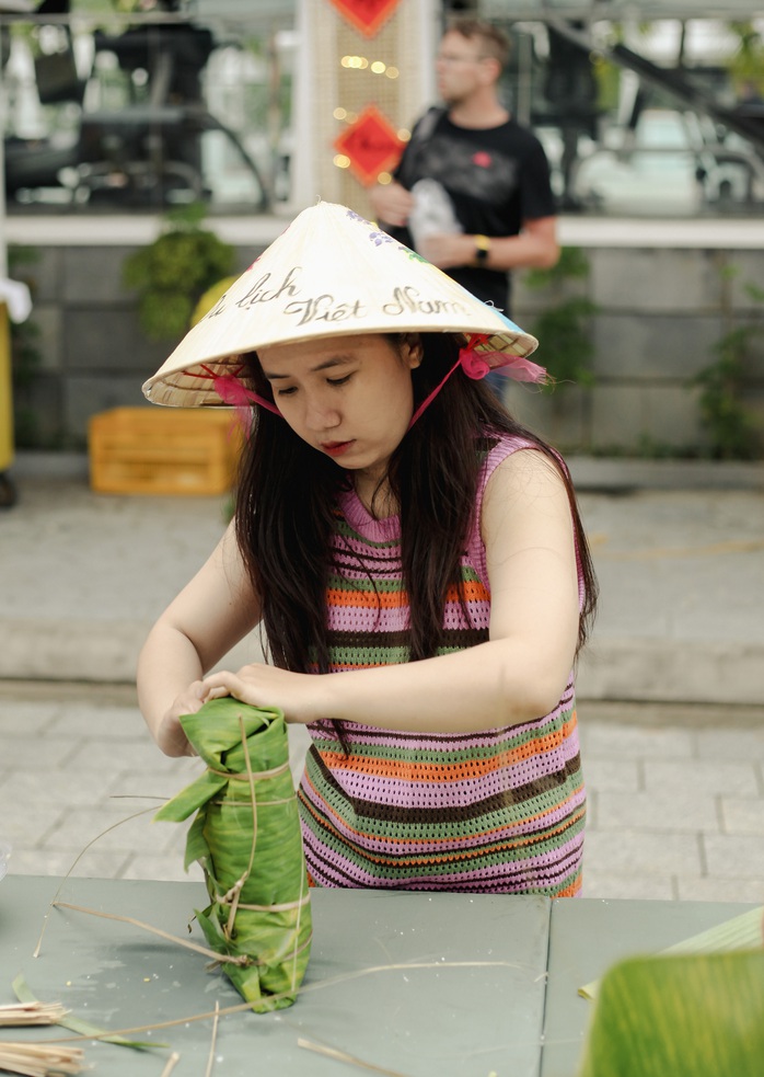 Nha Trang: "Gói bánh tét - Trở về Tết xưa"- Ảnh 2. Nha Trang: "Gói bánh tét - Trở về Tết xưa"- Ảnh 2.