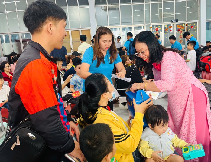 Những “Chuyến tàu 0 đồng” đưa 500 gia đình công nhân về quê đón Tết- Ảnh 6. Những “Chuyến tàu 0 đồng” đưa 500 gia đình công nhân về quê đón Tết- Ảnh 6.