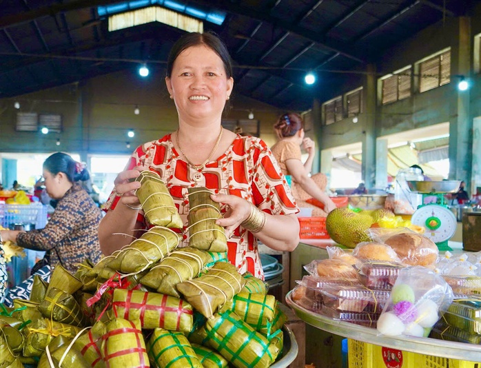 Độc đáo bánh tét mặt trăng, bánh tét bắp- Ảnh 4. Độc đáo bánh tét mặt trăng, bánh tét bắp- Ảnh 4.
