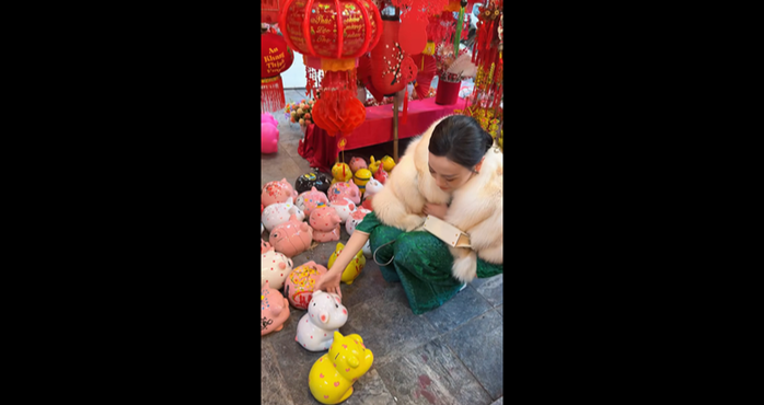 Showbiz Việt: Loạt sao tưng bừng đón Xuân Ất Tỵ- Ảnh 3. Showbiz Việt: Loạt sao tưng bừng đón Xuân Ất Tỵ- Ảnh 3.