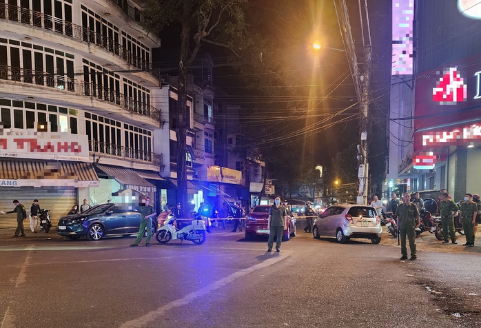 Người đàn ông cầm dao rơi từ tầng 3 tiệm vàng xuống, tử vong- Ảnh 1. Người đàn ông cầm dao rơi từ tầng 3 tiệm vàng xuống, tử vong- Ảnh 1.