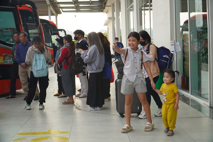 Bến xe miền Đông mới: "cháy" vé về miền Trung- Ảnh 9. Bến xe miền Đông mới: "cháy" vé về miền Trung- Ảnh 9.