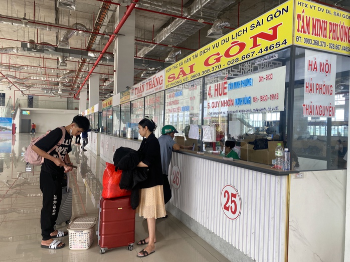 Bến xe miền Đông mới: "cháy" vé về miền Trung- Ảnh 4. Bến xe miền Đông mới: "cháy" vé về miền Trung- Ảnh 4.