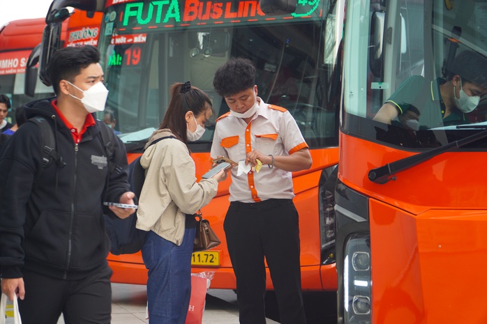 Bến xe miền Đông mới: "cháy" vé về miền Trung- Ảnh 8. Bến xe miền Đông mới: "cháy" vé về miền Trung- Ảnh 8.