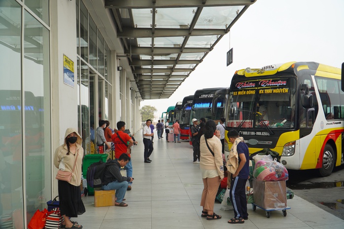 Bến xe miền Đông mới: "cháy" vé về miền Trung- Ảnh 6. Bến xe miền Đông mới: "cháy" vé về miền Trung- Ảnh 6.