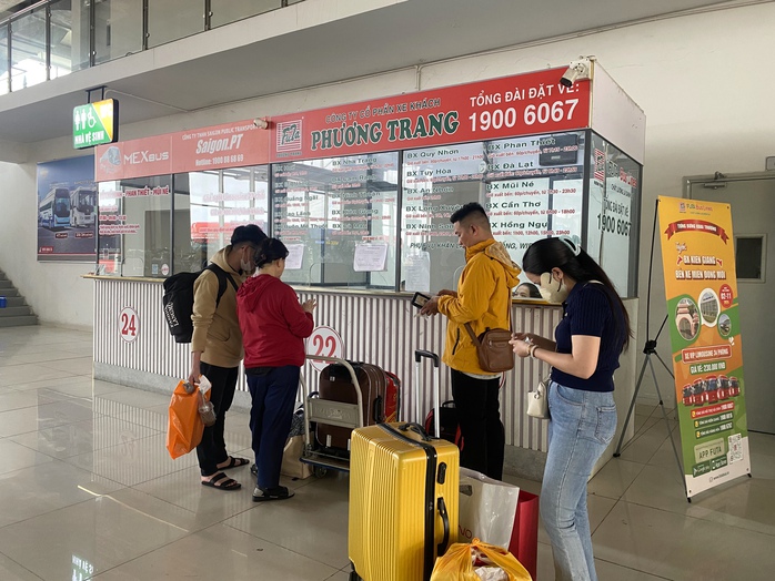 Bến xe miền Đông mới: "cháy" vé về miền Trung- Ảnh 2. Bến xe miền Đông mới: "cháy" vé về miền Trung- Ảnh 2.