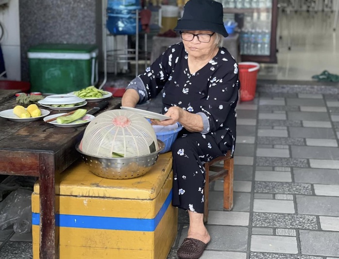 Cụ Lý Thị Thu, người khai sinh đặc sản bánh xèo tôm nhảy Bình Định Cụ Lý Thị Thu, người khai sinh đặc sản bánh xèo tôm nhảy Bình Định