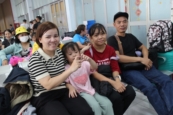 Những “Chuyến tàu 0 đồng” đưa 500 gia đình công nhân về quê đón Tết- Ảnh 2. Những “Chuyến tàu 0 đồng” đưa 500 gia đình công nhân về quê đón Tết- Ảnh 2.
