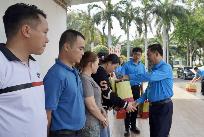Ấm áp chuyến xe Công đoàn Bà Rịa - Vũng Tàu đưa hàng trăm người về quê đón Tết- Ảnh 1. Ấm áp chuyến xe Công đoàn Bà Rịa - Vũng Tàu đưa hàng trăm người về quê đón Tết- Ảnh 1.