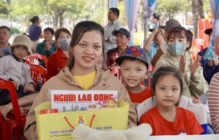Ấm áp chuyến xe Công đoàn Bà Rịa - Vũng Tàu đưa hàng trăm người về quê đón Tết- Ảnh 2. Ấm áp chuyến xe Công đoàn Bà Rịa - Vũng Tàu đưa hàng trăm người về quê đón Tết- Ảnh 2.
