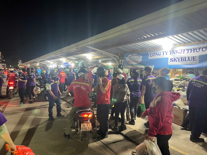 Hình ảnh tràn ngập nghĩa tình ở Bình Dương, người người thấy ấm lòng- Ảnh 8. Hình ảnh tràn ngập nghĩa tình ở Bình Dương, người người thấy ấm lòng- Ảnh 8.