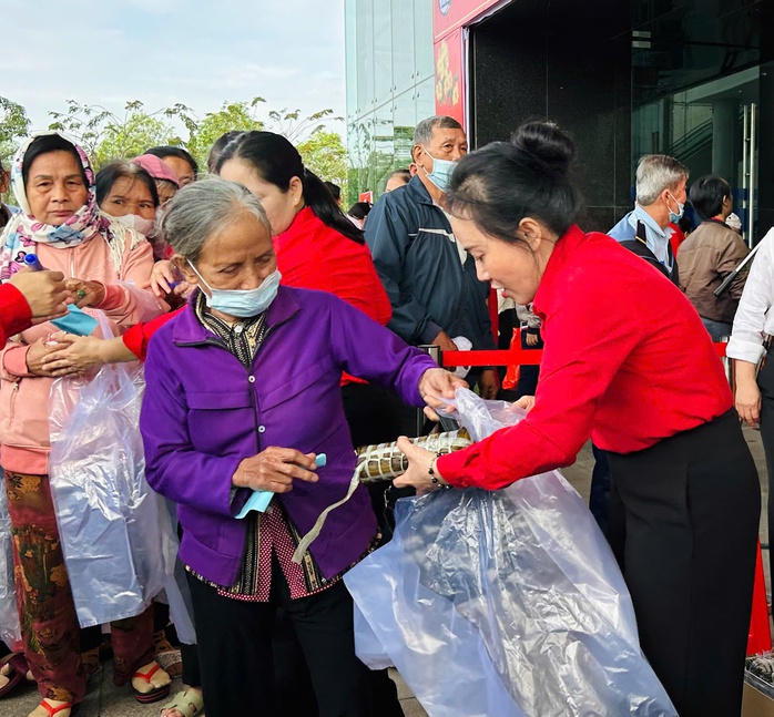 Hình ảnh tràn ngập nghĩa tình ở Bình Dương, người người thấy ấm lòng- Ảnh 4. Hình ảnh tràn ngập nghĩa tình ở Bình Dương, người người thấy ấm lòng- Ảnh 4.