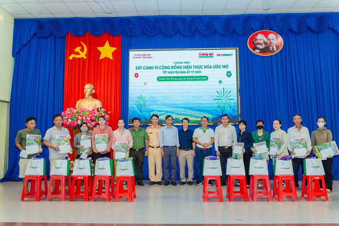 FE CREDIT lan tỏa niềm vui Tết và đồng hành cùng cộng đồng tại Long An- Ảnh 1. FE CREDIT lan tỏa niềm vui Tết và đồng hành cùng cộng đồng tại Long An- Ảnh 1.