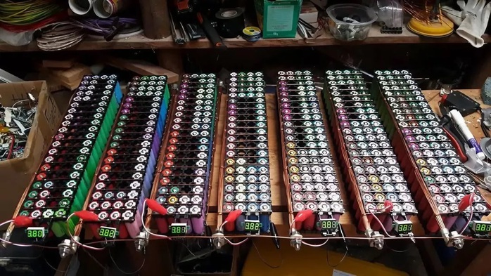 Glubox thu mua pin laptop cũ để thiết kế hệ thống năng lượng cung cấp điện cho toàn bộ ngôi nhà. Ảnh: TechSpot Glubox thu mua pin laptop cũ để thiết kế hệ thống năng lượng cung cấp điện cho toàn bộ ngôi nhà. Ảnh: TechSpot