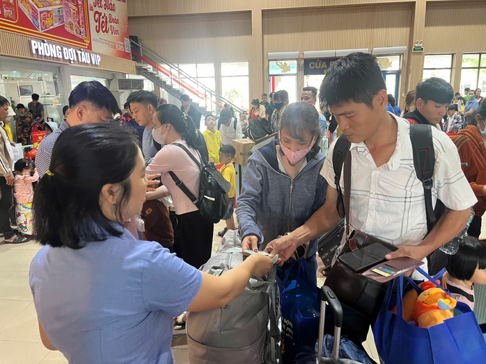 Những “Chuyến tàu 0 đồng” đưa 500 gia đình công nhân về quê đón Tết- Ảnh 5. Những “Chuyến tàu 0 đồng” đưa 500 gia đình công nhân về quê đón Tết- Ảnh 5.