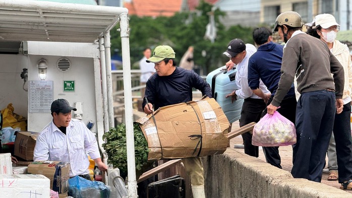 "Chở Tết" ra đảo tiền tiêu Lý Sơn- Ảnh 2. "Chở Tết" ra đảo tiền tiêu Lý Sơn- Ảnh 2.