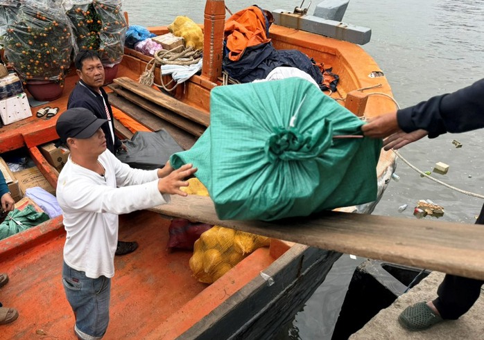 "Chở Tết" ra đảo tiền tiêu Lý Sơn- Ảnh 11. "Chở Tết" ra đảo tiền tiêu Lý Sơn- Ảnh 11.