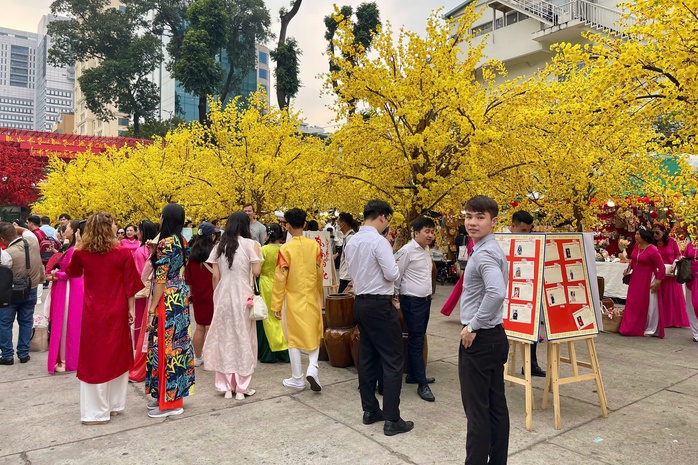 Phố ông Đồ rực rỡ, thấy là muốn chụp hình- Ảnh 1. Phố ông Đồ rực rỡ, thấy là muốn chụp hình- Ảnh 1.