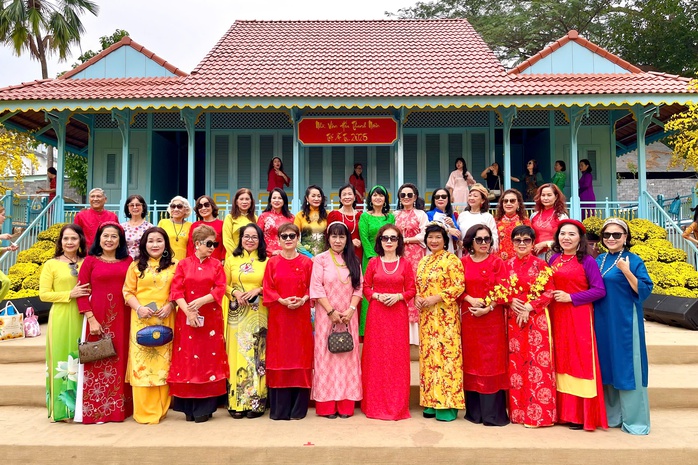 Phố ông Đồ rực rỡ, thấy là muốn chụp hình- Ảnh 2. Phố ông Đồ rực rỡ, thấy là muốn chụp hình- Ảnh 2.