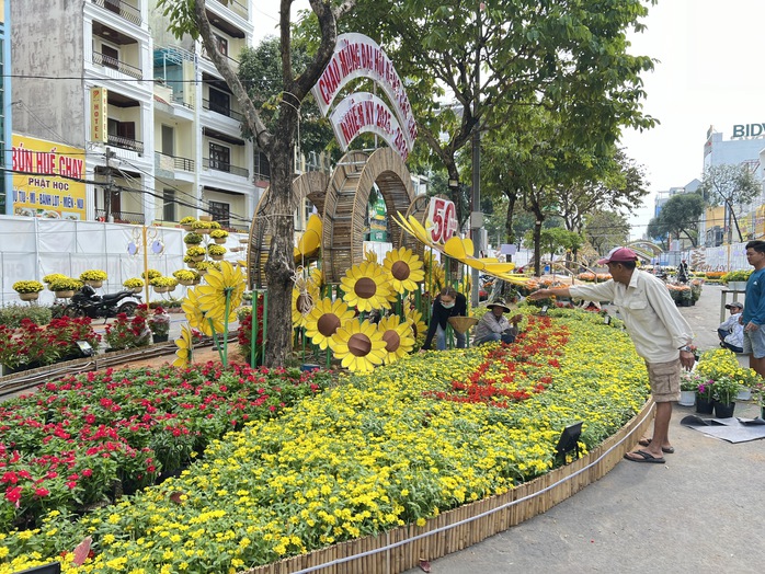 Lý do đường hoa nghệ thuật Cần Thơ tái hiện sau 4 năm "vắng bóng"- Ảnh 12. Lý do đường hoa nghệ thuật Cần Thơ tái hiện sau 4 năm "vắng bóng"- Ảnh 12.