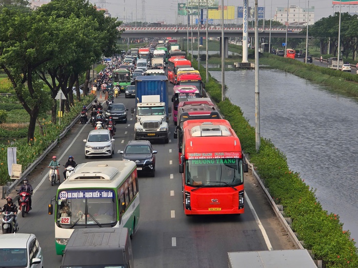 Cận cảnh người dân TP HCM bắt đầu về quê nghỉ Tết- Ảnh 2. Cận cảnh người dân TP HCM bắt đầu về quê nghỉ Tết- Ảnh 2.