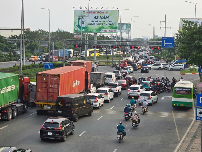 Cận cảnh người dân TP HCM bắt đầu về quê nghỉ Tết- Ảnh 3. Cận cảnh người dân TP HCM bắt đầu về quê nghỉ Tết- Ảnh 3.