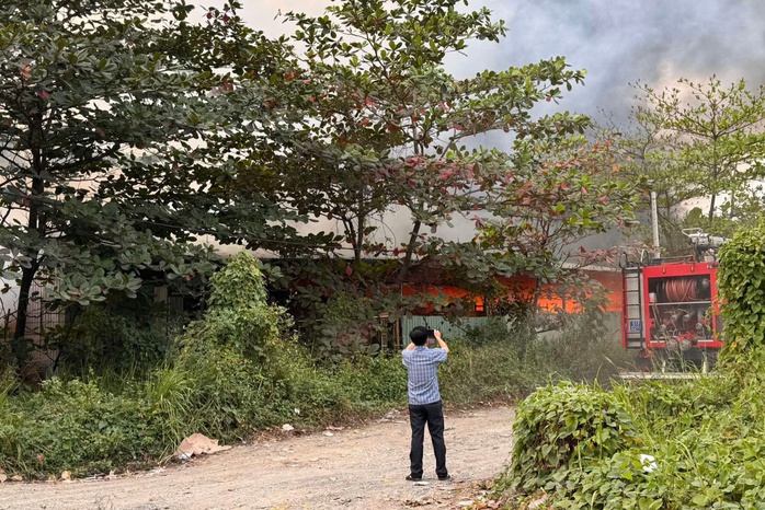Cháy xưởng gỗ ở Thủ Đức, bộ đội đến giúp dập lửa, di dời tài sản- Ảnh 3. Cháy xưởng gỗ ở Thủ Đức, bộ đội đến giúp dập lửa, di dời tài sản- Ảnh 3.