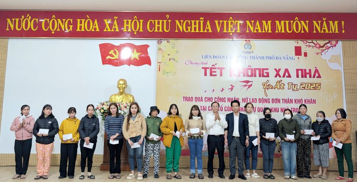 Công nhân xúc động khi lần đầu nhận hỗ trợ Tết từ Công đoàn- Ảnh 2. Công nhân xúc động khi lần đầu nhận hỗ trợ Tết từ Công đoàn- Ảnh 2.