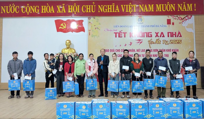Công nhân xúc động khi lần đầu nhận hỗ trợ Tết từ Công đoàn- Ảnh 1. Công nhân xúc động khi lần đầu nhận hỗ trợ Tết từ Công đoàn- Ảnh 1.
