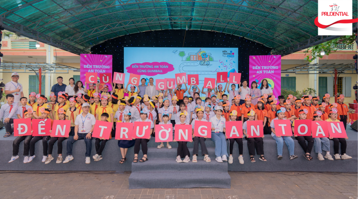 Dự án "Đến trường an toàn" cùng đối tác địa phương trao tặng mũ bảo hiểm đạt chuẩn cho các em học sinh Dự án "Đến trường an toàn" cùng đối tác địa phương trao tặng mũ bảo hiểm đạt chuẩn cho các em học sinh