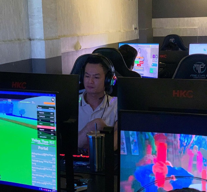 Đang chơi game trong tiệm net, bị giật túi xách- Ảnh 2. Đang chơi game trong tiệm net, bị giật túi xách- Ảnh 2.