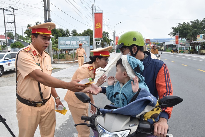 VIDEO: Mát lòng người dân miền Tây trên đường về quê đón Tết - Ảnh 6. VIDEO: Mát lòng người dân miền Tây trên đường về quê đón Tết - Ảnh 6.